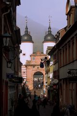 Blick durch die Steingasse auf die Alte Brücke