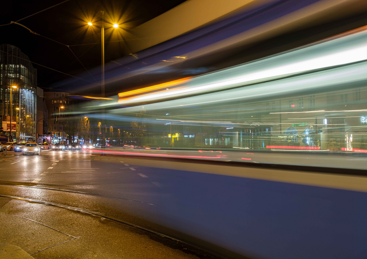 Blick durch die Strassenbahn