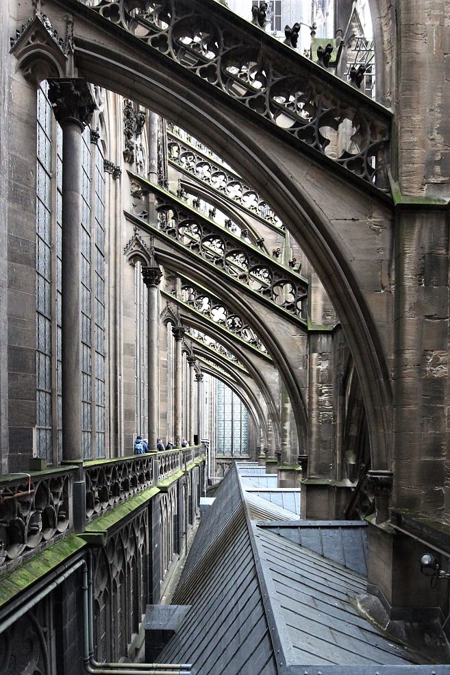 Blick durch die Strebebögen des Kölner Doms