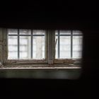 Blick durch die Tür in eine Zelle in Dachau