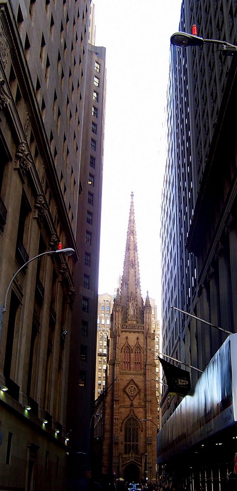 Blick durch die Wall Street auf die Trinity Church