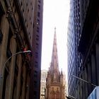 Blick durch die Wall Street auf die Trinity Church