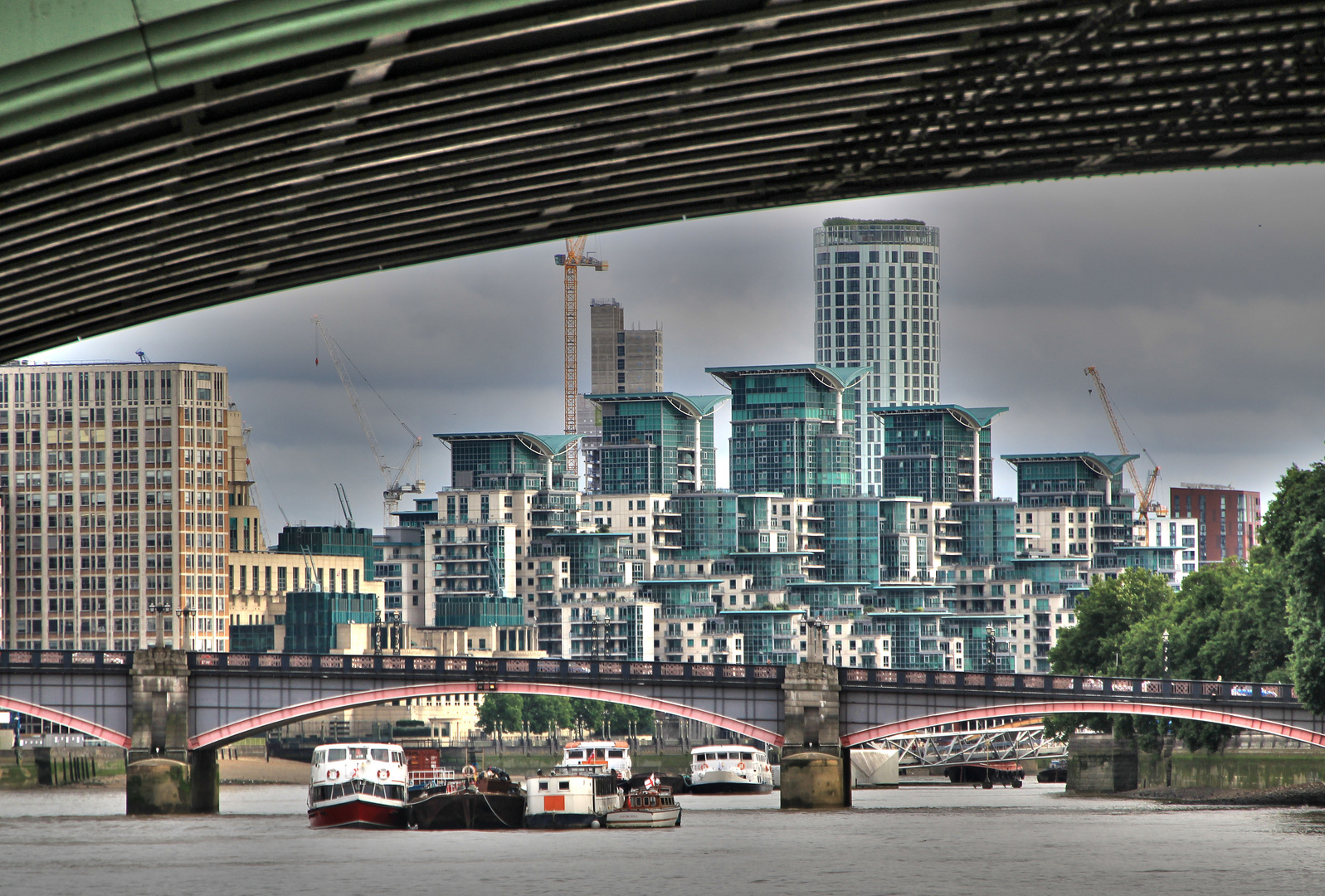 Blick durch die Westminster Brigde Rtg. Vauxhall Bridge...