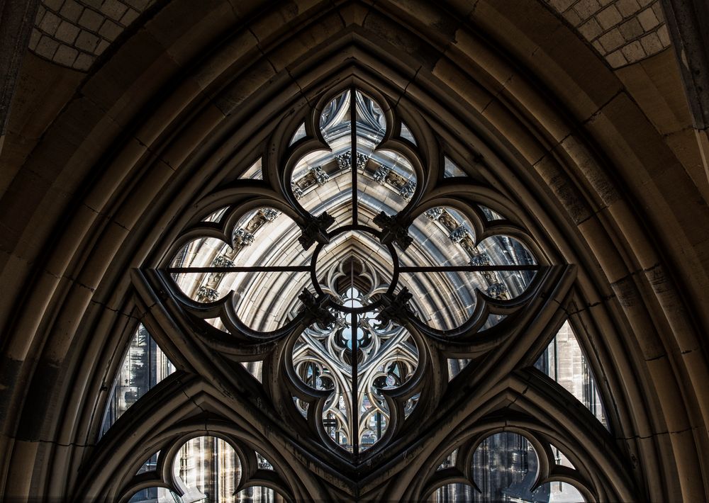 Blick durch drei Domturmfenster