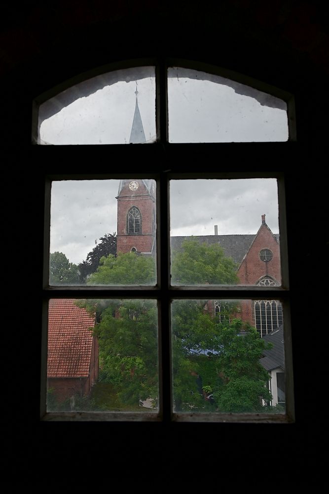 Blick durch ein Fenster der Klostermühle Lahde