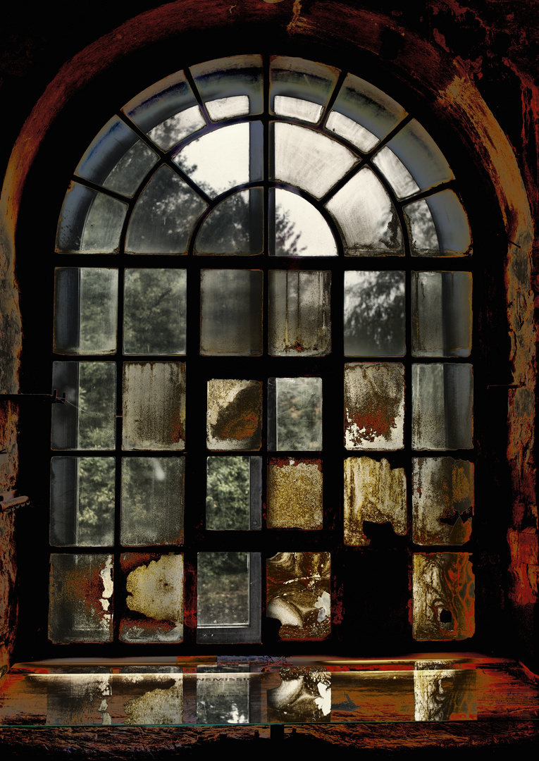Blick durch ein Fenster einer alten Maschinenhalle