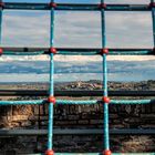 Blick durch ein Kletter-Netz auf einem Spielplatz auf