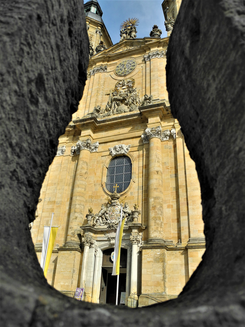 Blick durch ein Mauerelement auf die Wallfahrtskirche Gößweinstein