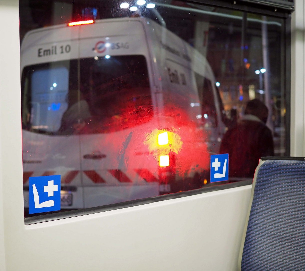 Blick durch ein Straßenbahnfenster