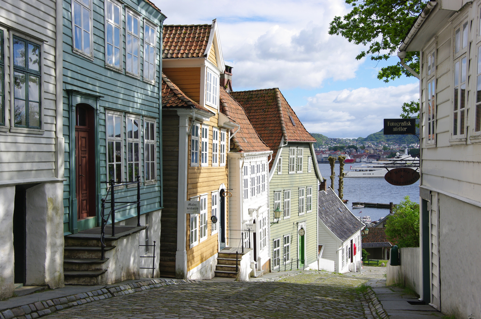 Blick durch eine Altstadtgasse in Bergen (Norwegen)
