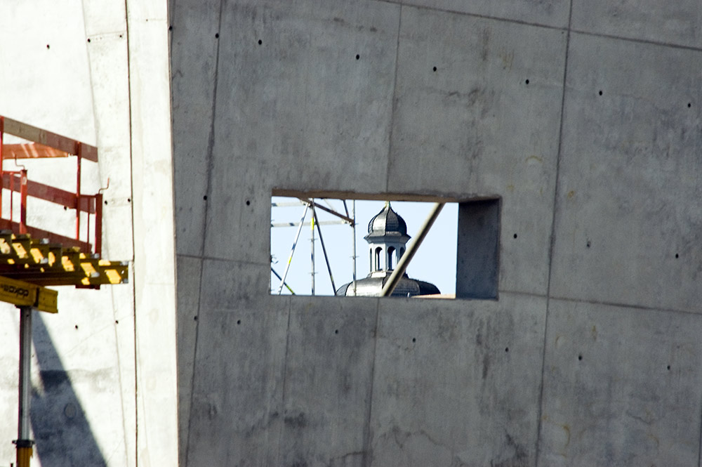 Blick durch eine Darmstädter Baustelle auf das alte Schloss