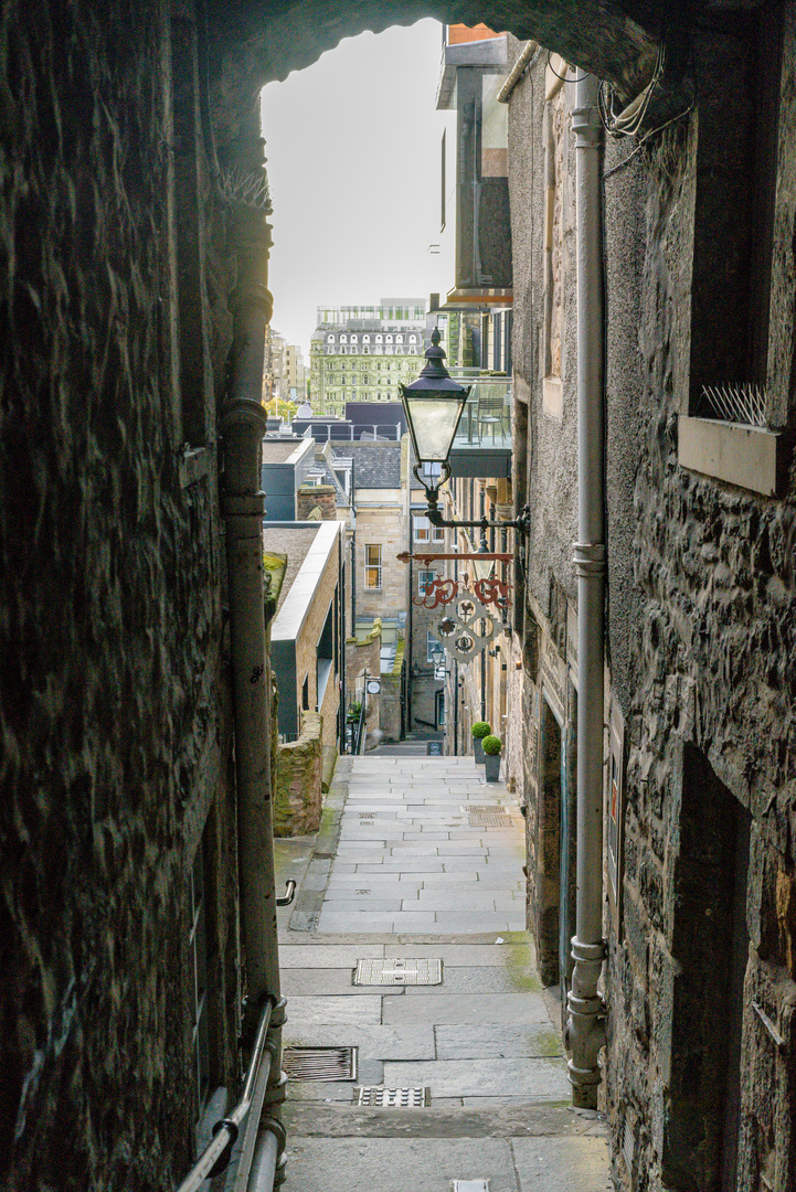 Blick durch eine der vielen enden Gassen in Edinburgh