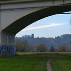 Blick durch eine Ruhrbrücke 