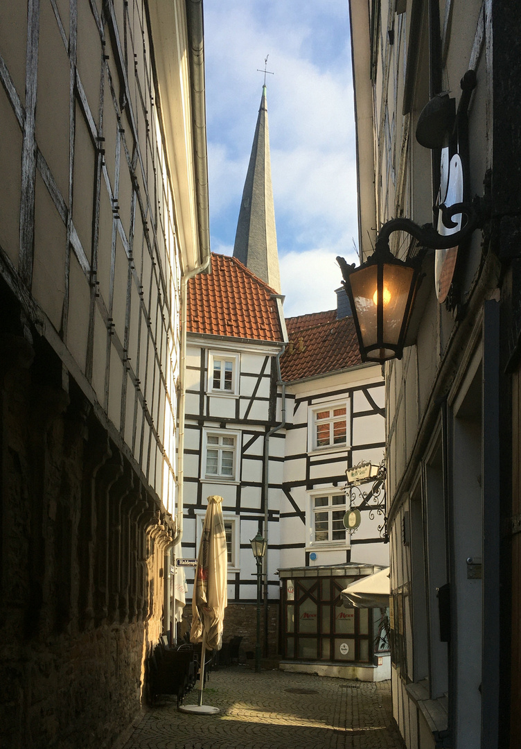 Blick durch eine schmale Altstadtgasse