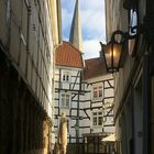 Blick durch eine schmale Altstadtgasse