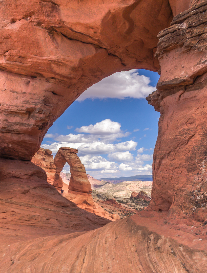 Blick durch einen Arch auf den Delicate Arch