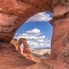 Blick durch einen Arch auf den Delicate Arch