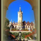 Blick durch einen Torbogen auf das Schweriner Schloss mit Innenhof