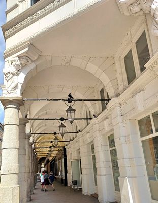 Blick durch Hamburgs Colonnaden