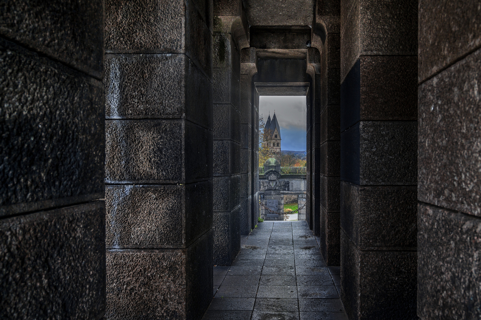 Blick durch Kaiser Wilhelm Denkmal 