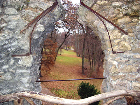 Blick durch Ruinenfenster