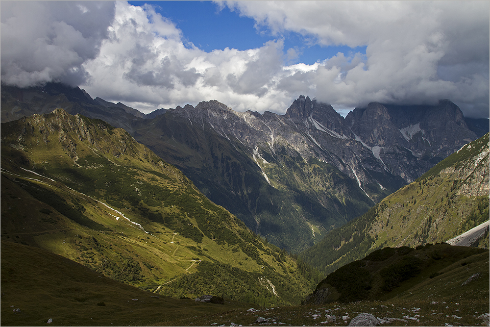 Blick durch Sandestal ins Gschnitz, Kirchdach und Habicht sind in Wolken