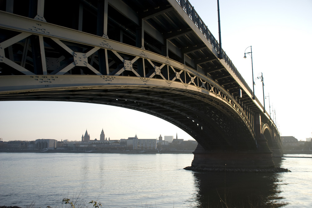 Blick "durch" Theodor-Heuß-Brücke auf Mainz