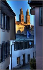 Blick durch Zürich's Gassen auf Grossmünster