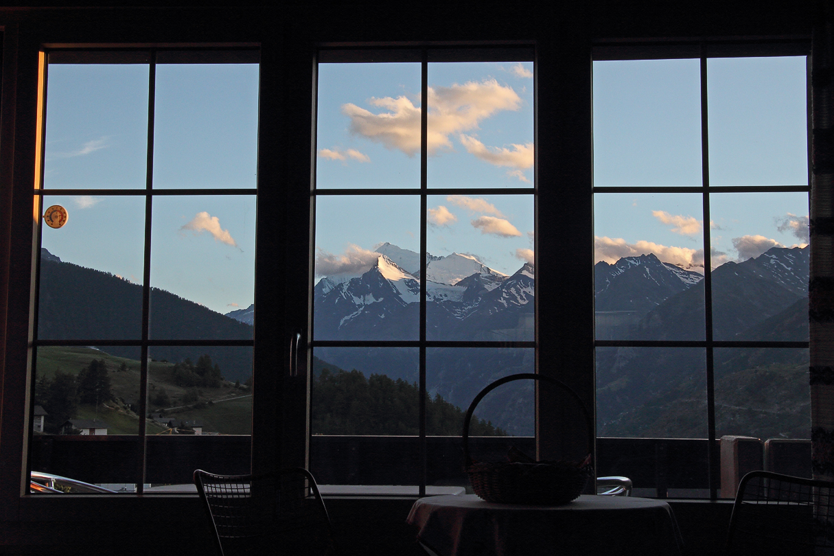 Blick durchs Fenster Foto &amp; Bild wallis, alpen schweiz