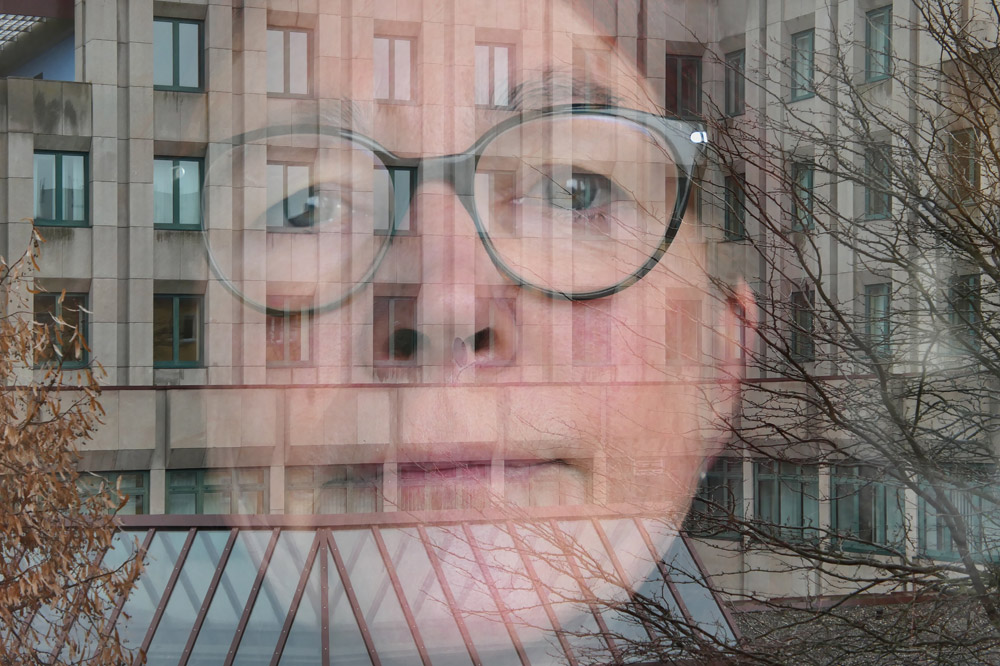 Blick durchs Fenster auf Fenster