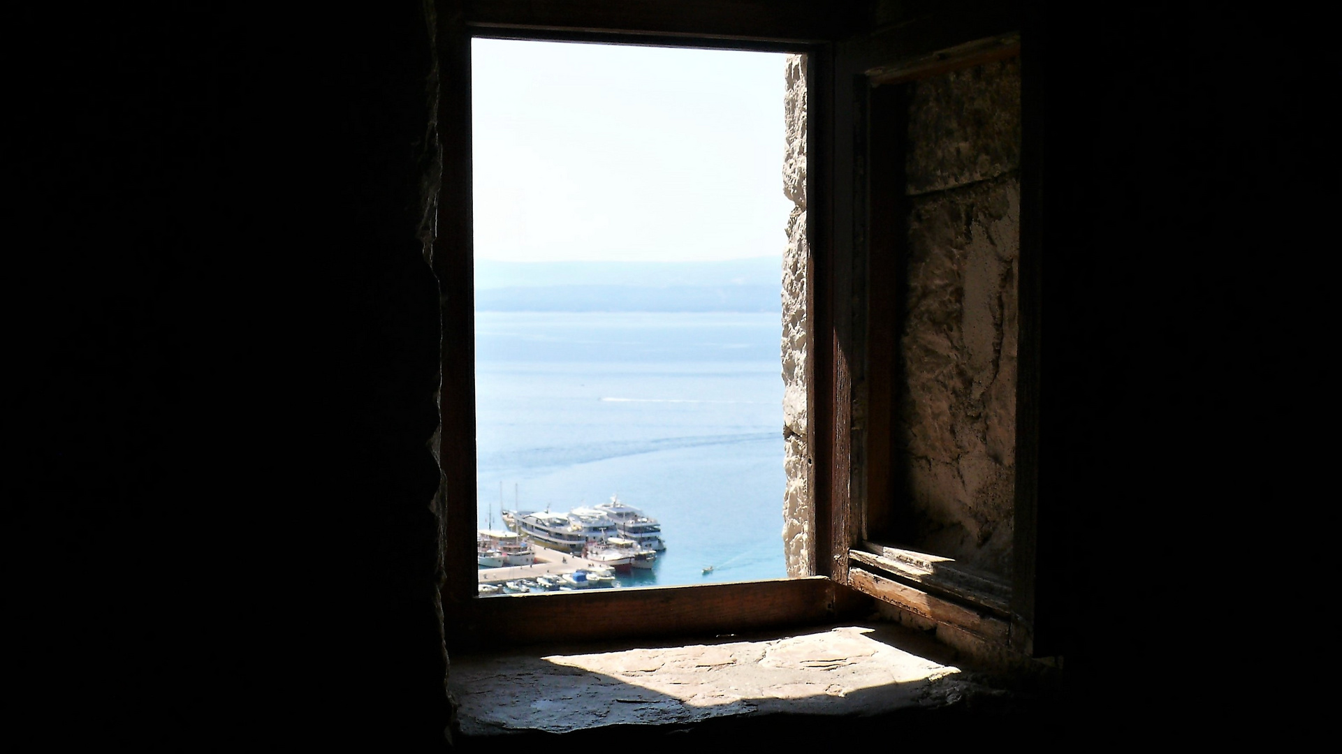 Blick durchs Fenster auf's Meer