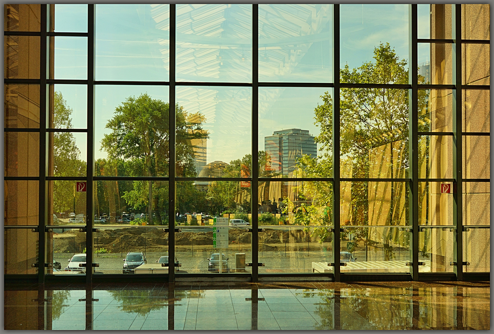 Blick Durch S Fenster Foto Bild Dies Und Das Fenster Koln Bilder Auf Fotocommunity