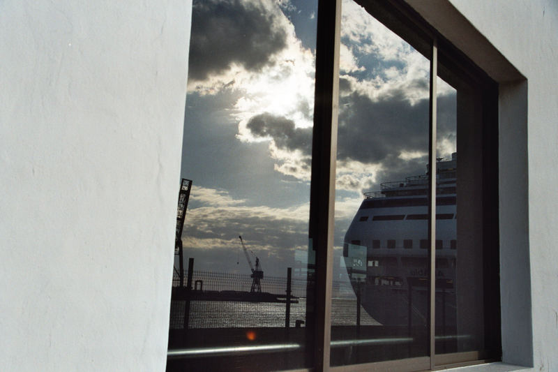 Blick durchs Fenster gespiegelt