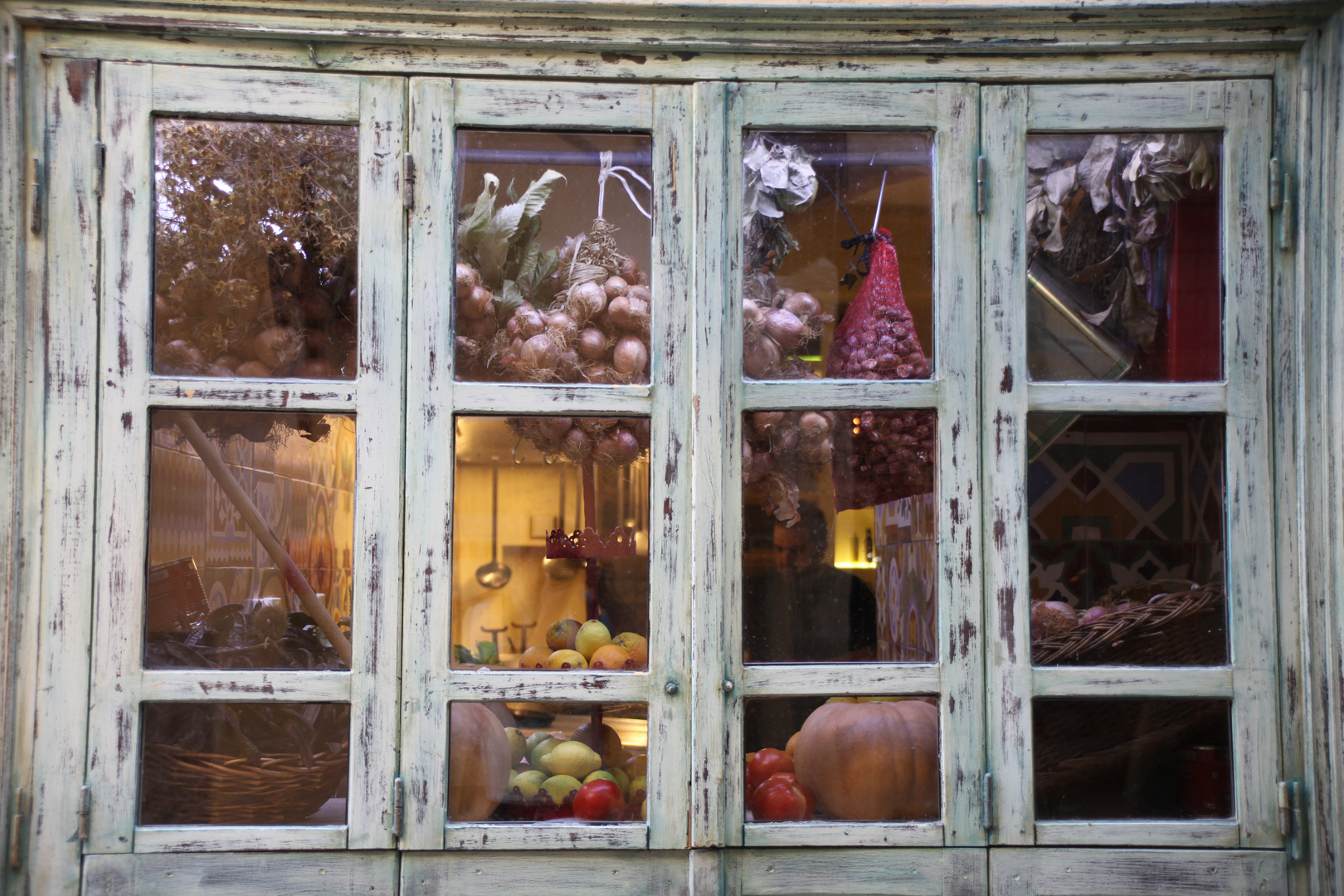 Blick durchs Fenster in die Küche