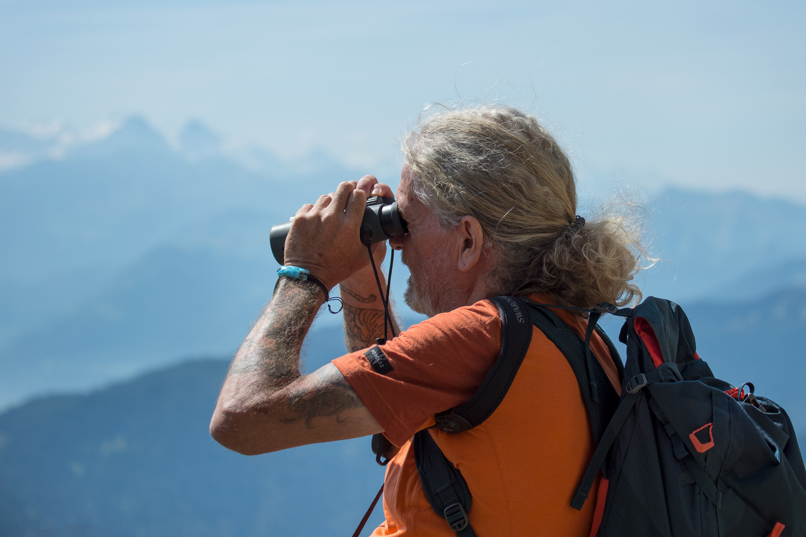 Blick durchs Fernglas