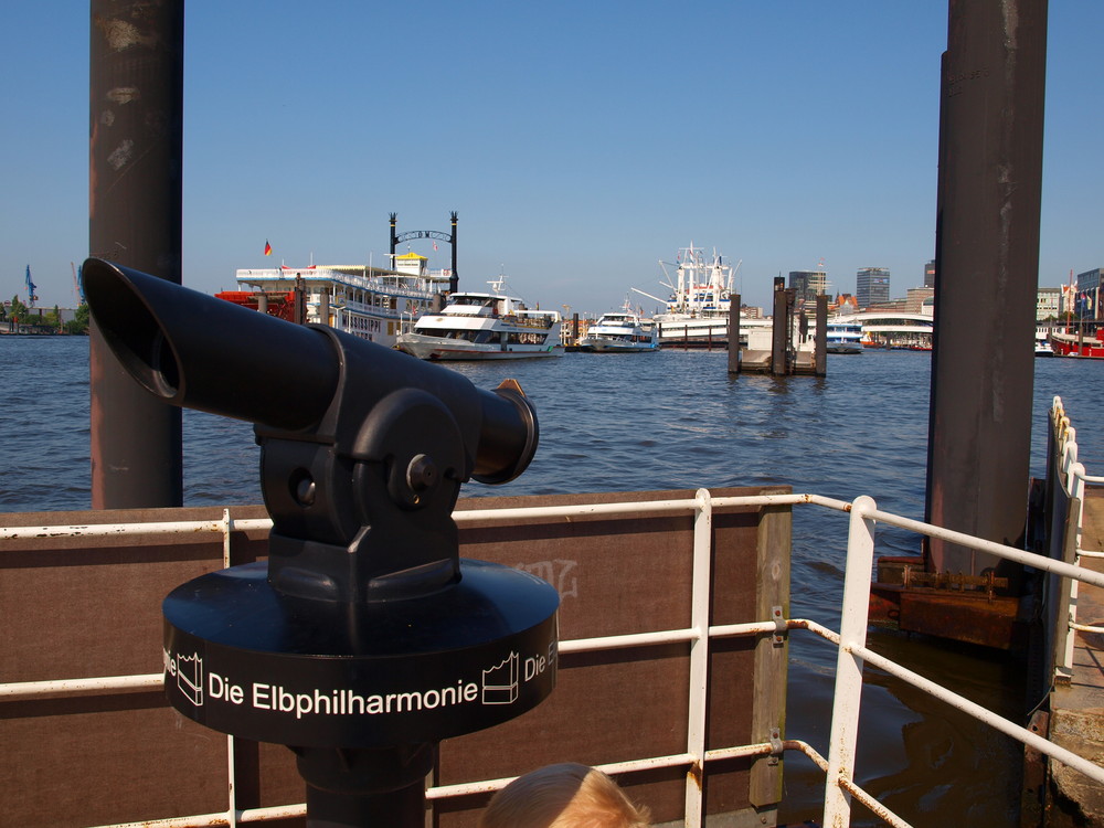 Blick durchs Fernrohr zur Elbphilharmonie