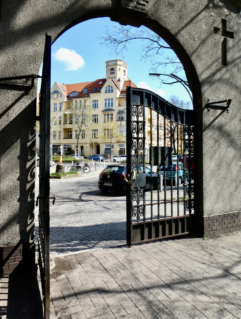 Blick durchs Friedhofstor