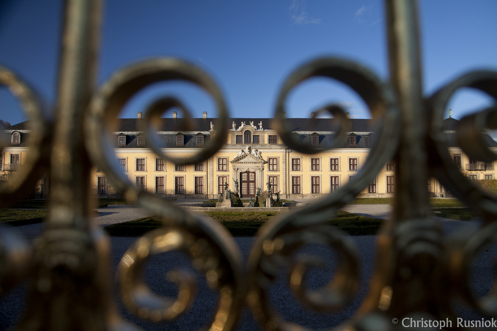 Blick durchs Goldene Tor der Herrenhäuser Gärten.