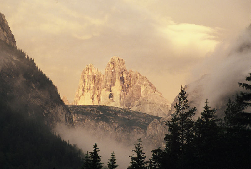 Blick durch`s Hölental auf die drei Zinnen