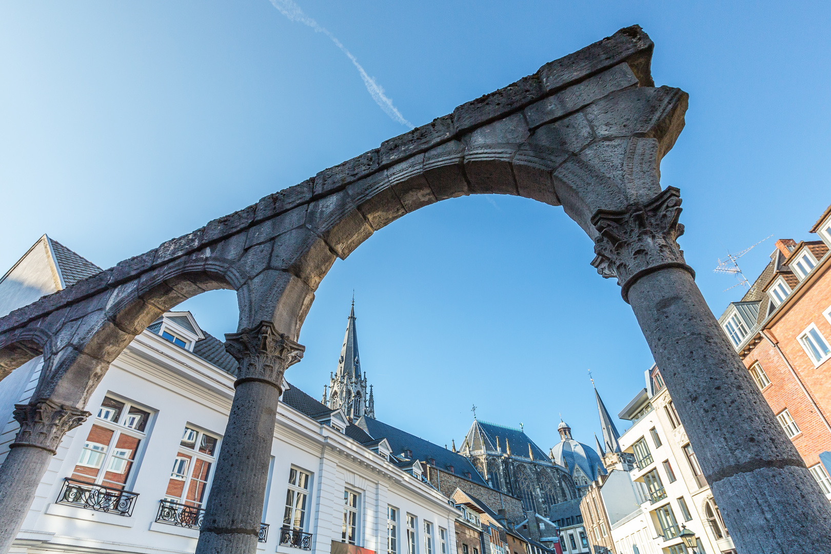 Blick durchs römische Portikus auf den Aachener Dom