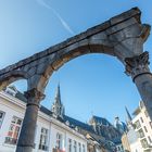 Blick durchs römische Portikus auf den Aachener Dom