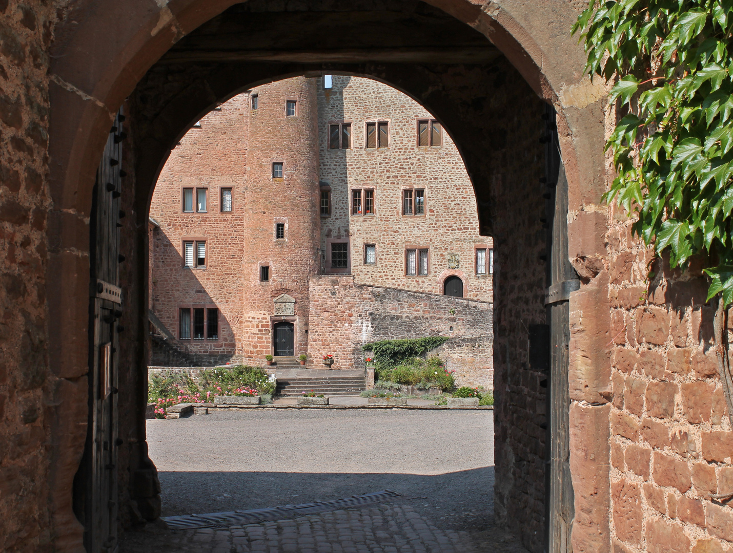 Blick durchs Schlosstor