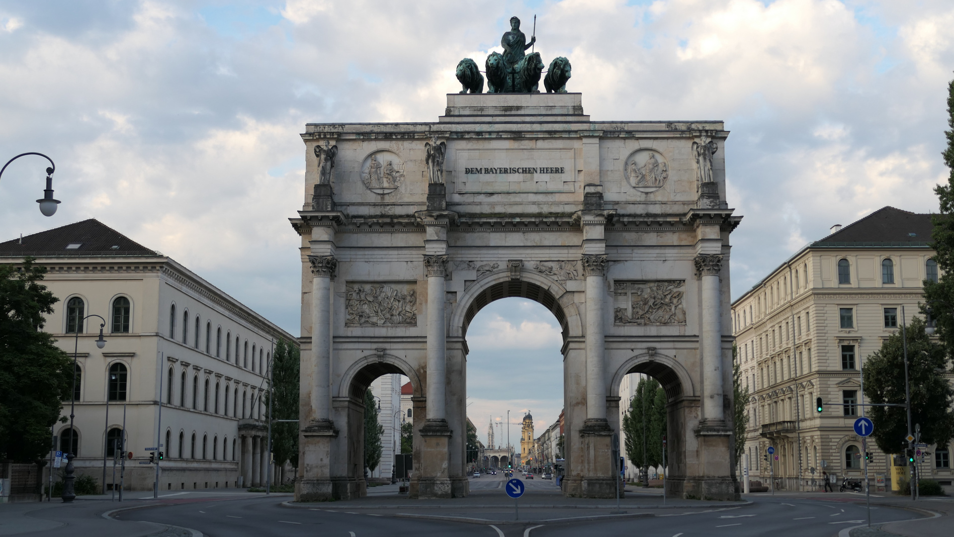 Blick durchs Siegestor Richtung Odeonsplatz in München