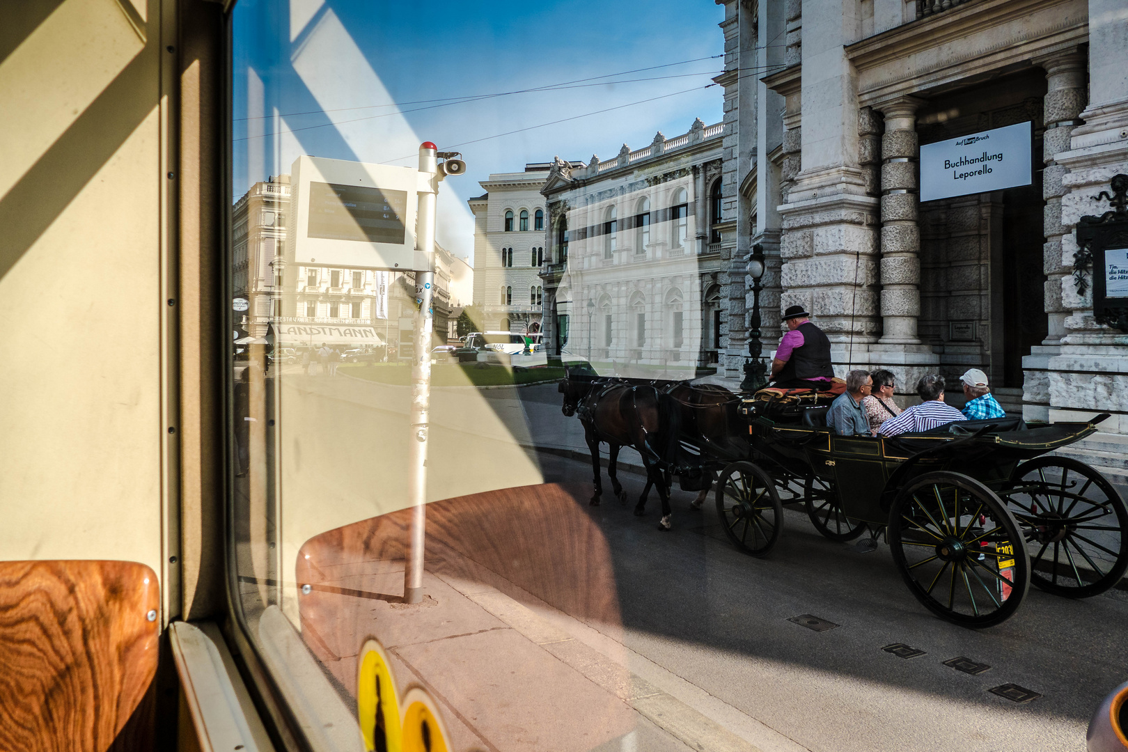 Blick durch's Straßenbahnfenster auf der Ringstraße