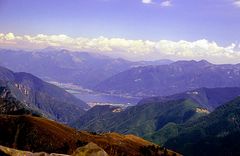 Blick durchs Valle Onsernone auf den Lago Maggiore