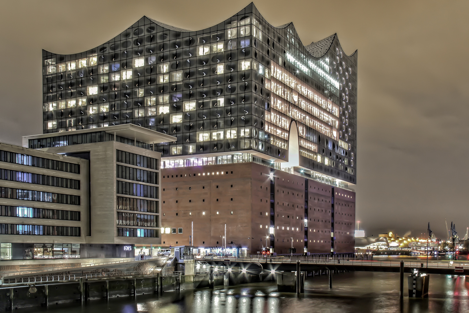 Blick Elbphilharmonie vom Sandtorkai