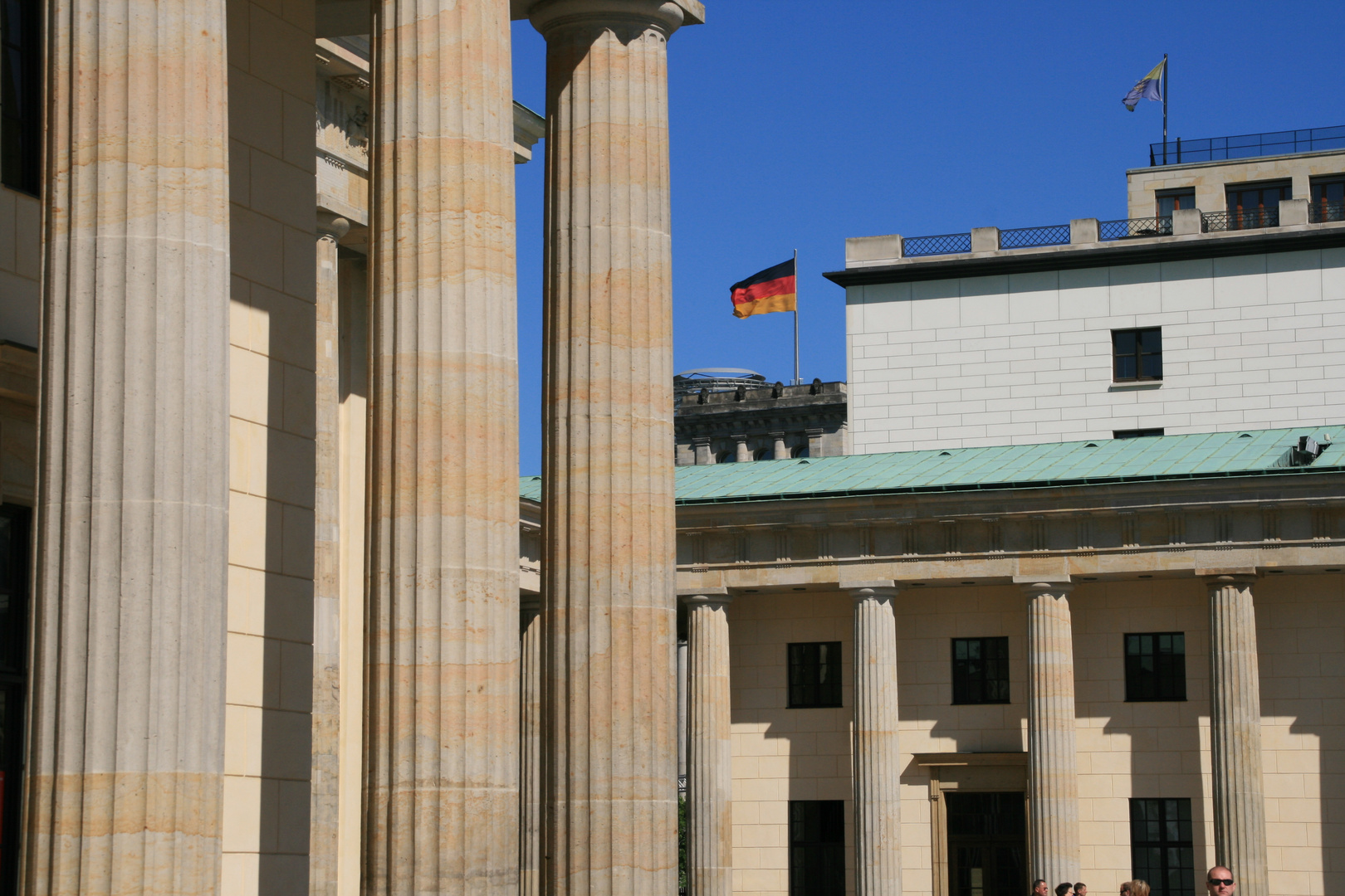 Blick entlang des Brandenburger Tores zum Reichstagsgebäude