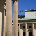 Blick entlang des Brandenburger Tores zum Reichstagsgebäude