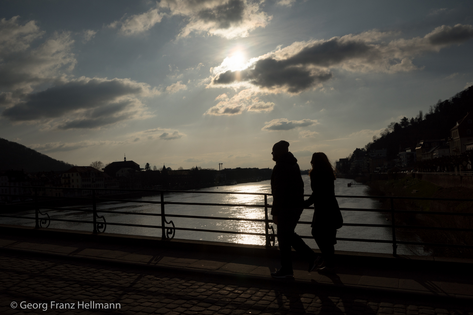 Blick gegen die Sonne - der Neckar in Heidelberg