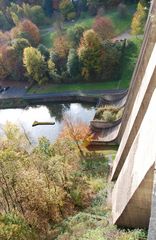 Blick hinab; von der Mauerkrone der Oleftalsperre